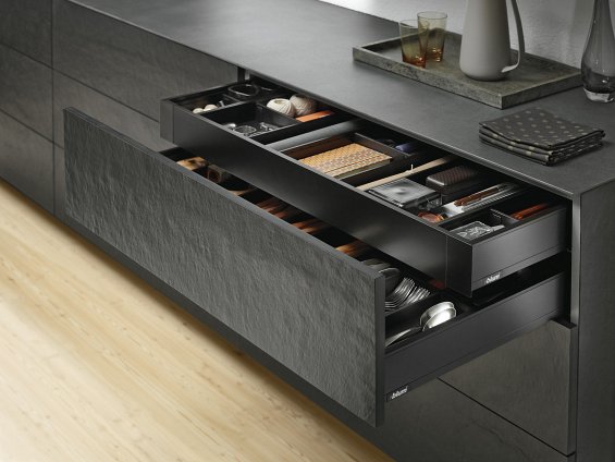 Внутренний ящик LEGRABOX pure TIP-ON BLUMOTION (высота M 90,5, глубина 350 мм, до 20 кг), терра-черный